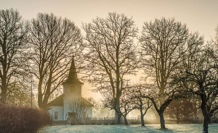 Tisselskog kyrka am Morgen